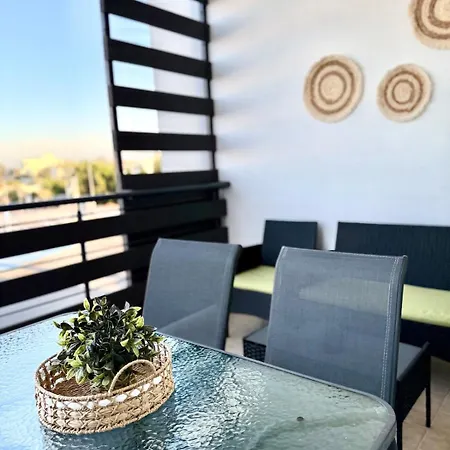 Salt & Kozee 2br Cozy Flat With Pool Access - Near Beaches شقة