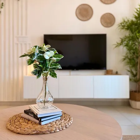Salt & Kozee 2br Cozy Flat With Pool Access - Near Beaches Apartment