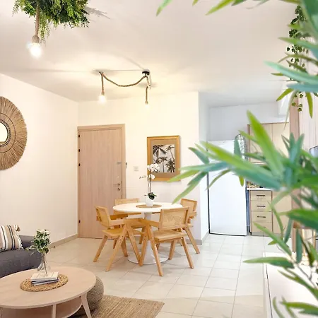 Salt & Kozee 2br Cozy Flat With Pool Access - Near Beaches Apartamento
